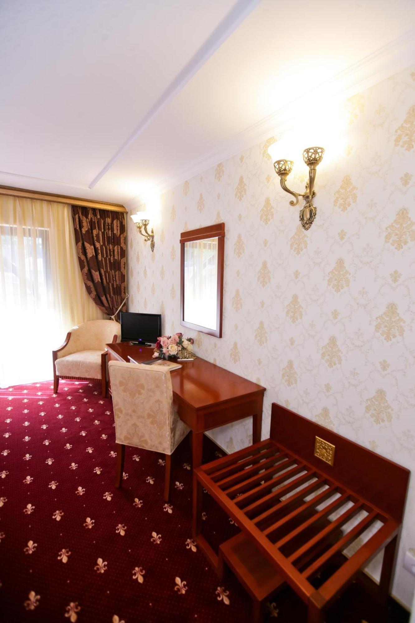 Hotel La Castel Iasi Exterior photo