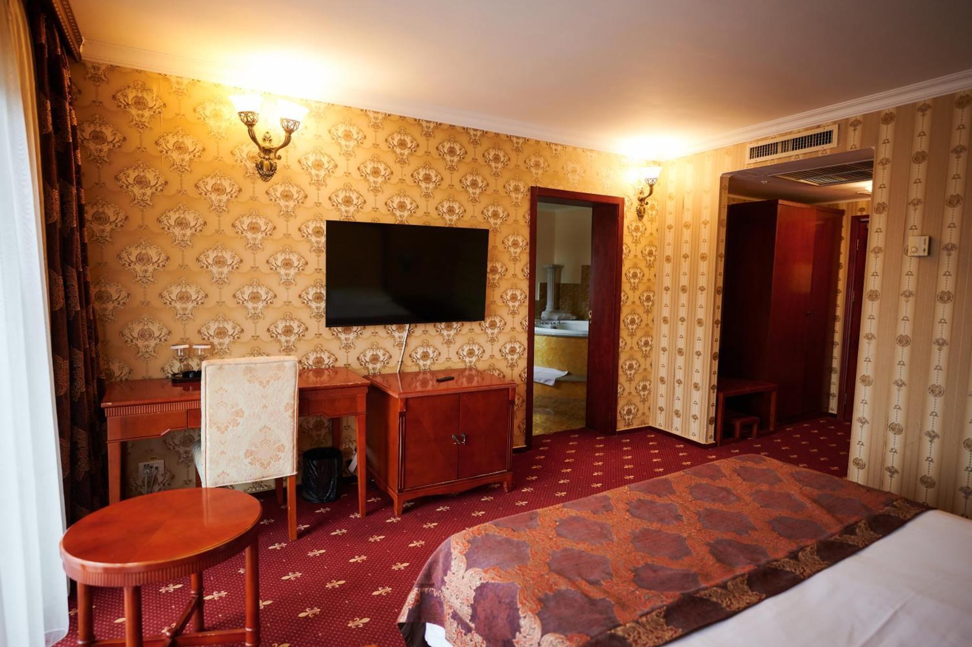 Hotel La Castel Iasi Exterior photo