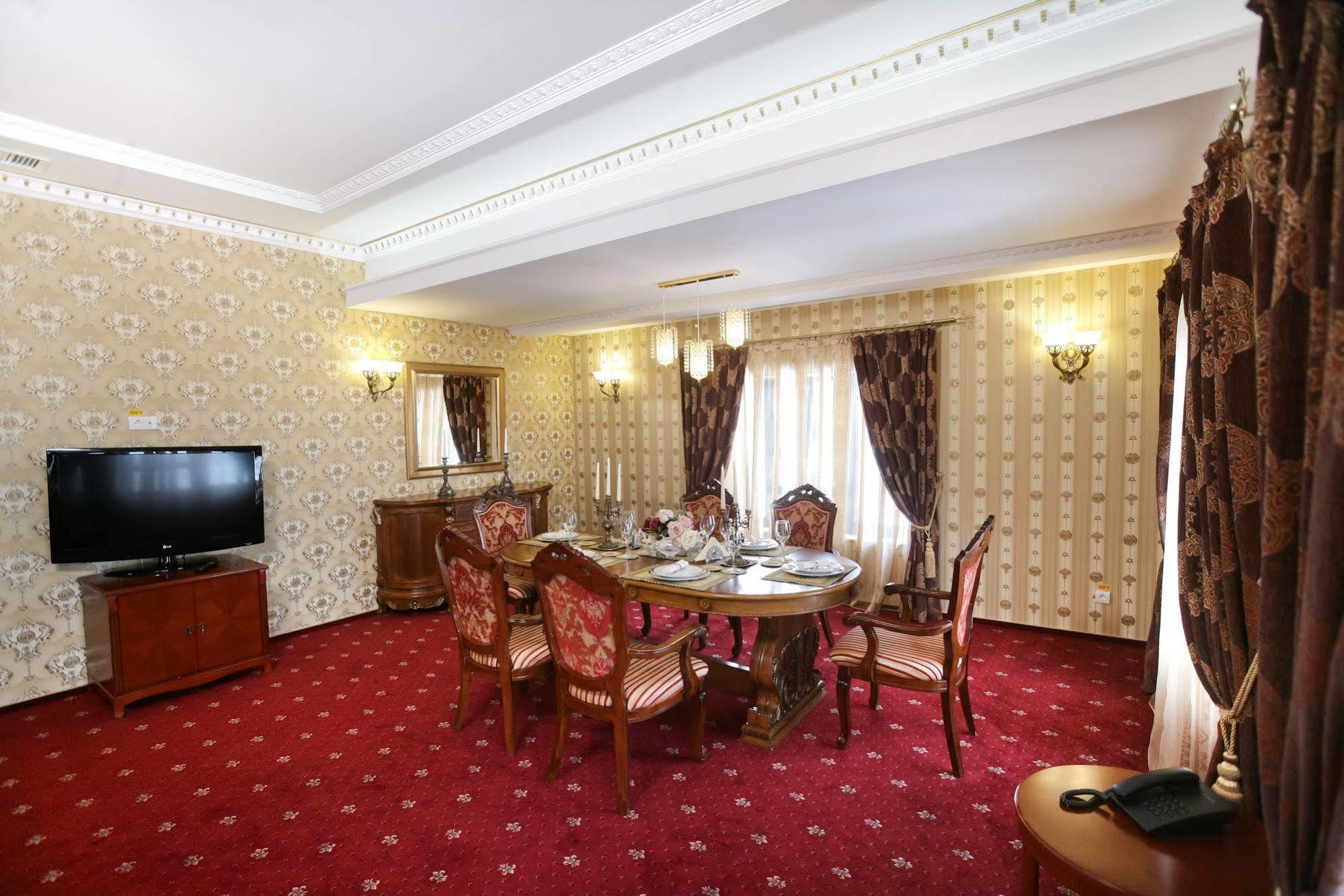Hotel La Castel Iasi Exterior photo
