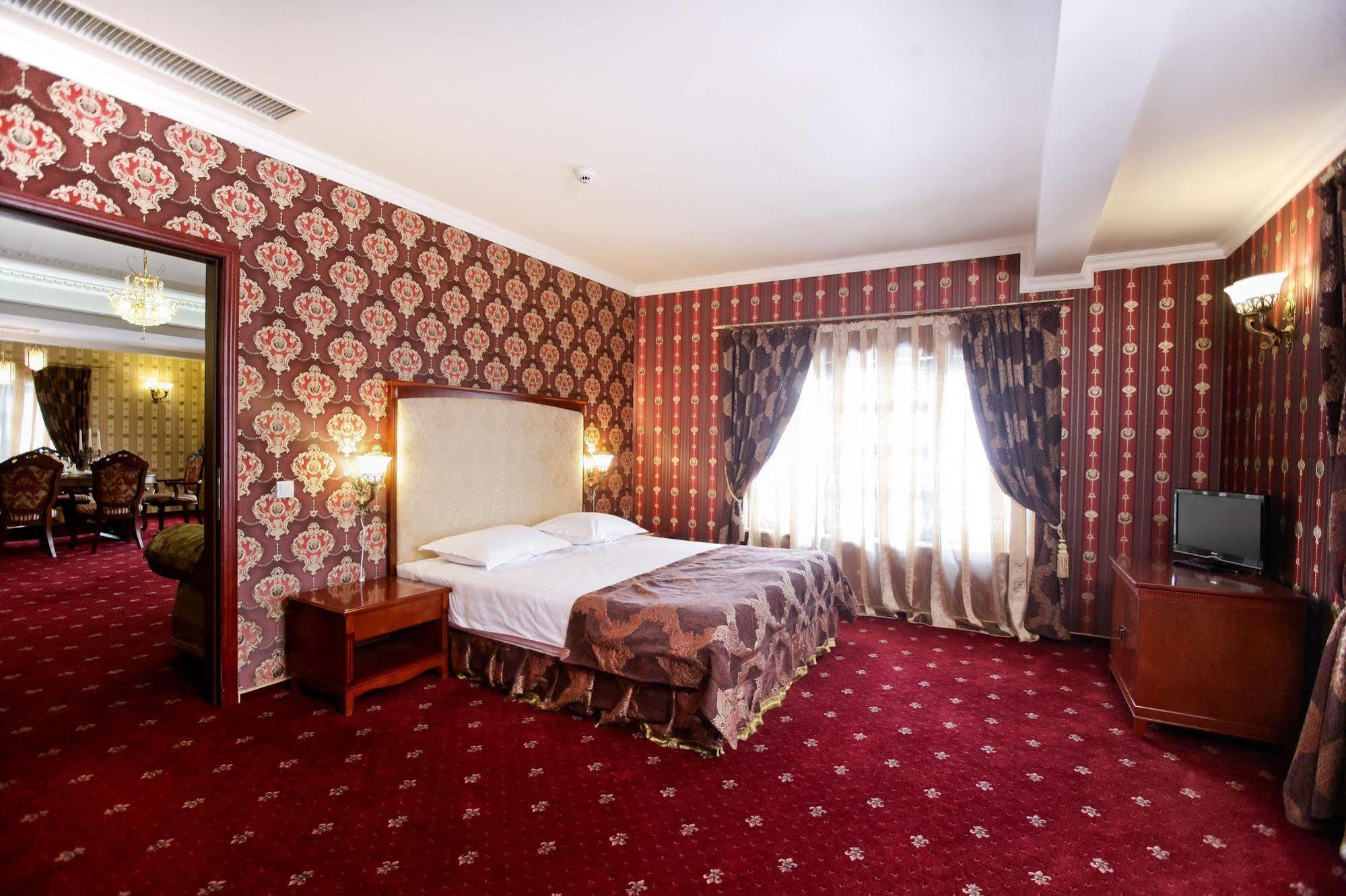 Hotel La Castel Iasi Exterior photo